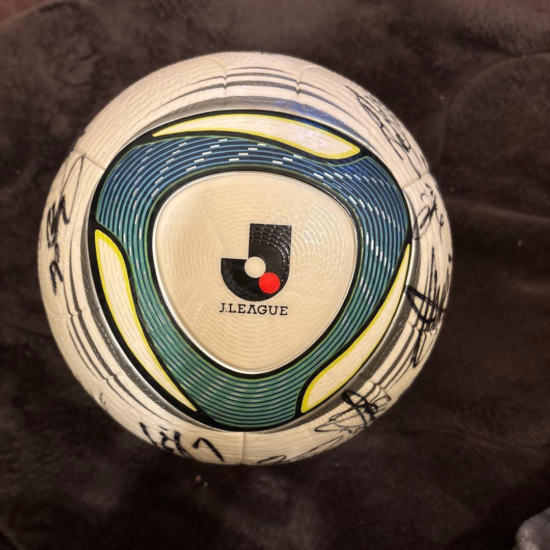 森保一監督、2015年サンフレッチェ広島所属メンバーのサイン入りJリーグ公式球