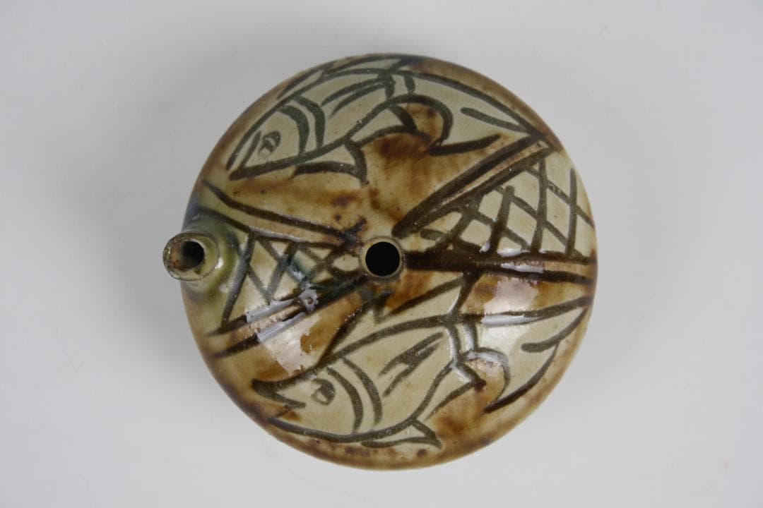 壺屋焼 人間国宝 金城次郎 作　飴釉双魚文水滴