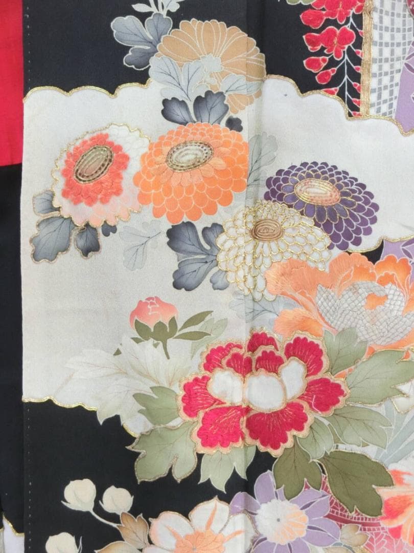 【Q4040】Ｂアンティークお仕立て上がり正絹振袖　黒地に花車模様　金糸刺繍