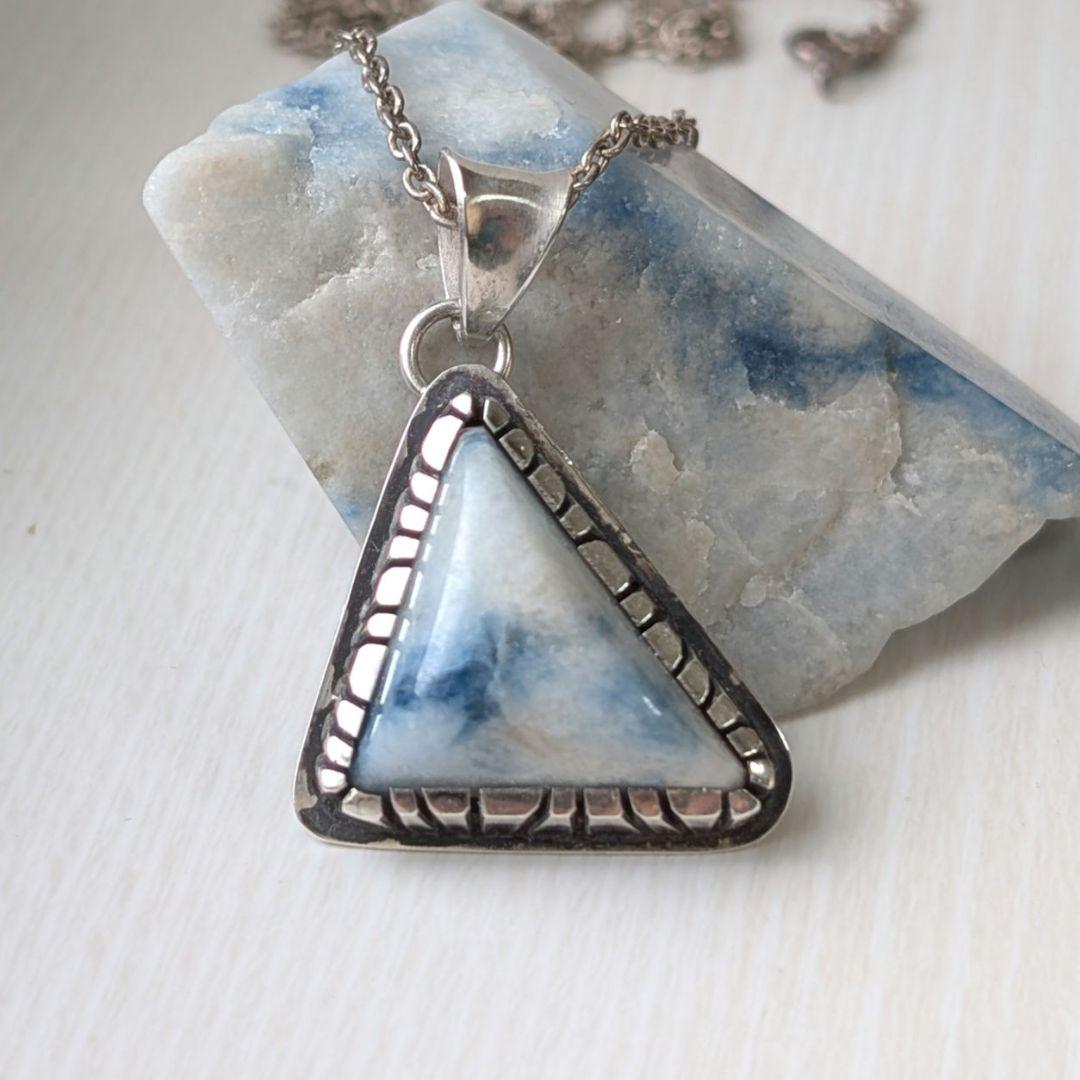 ハンドメイドの入りコン沢　ペンダントトップ　糸魚川翡翠