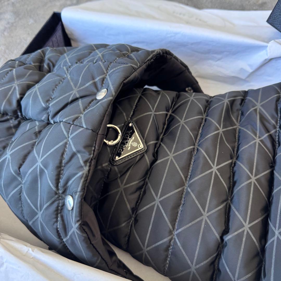 プラダ　ダウンジャケット 犬用 ペットダウン prada 黒 トライアングル