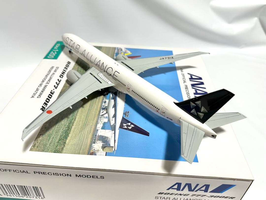 全日空商事 1/200 ANA 777-300ER STAR ALLIANCE