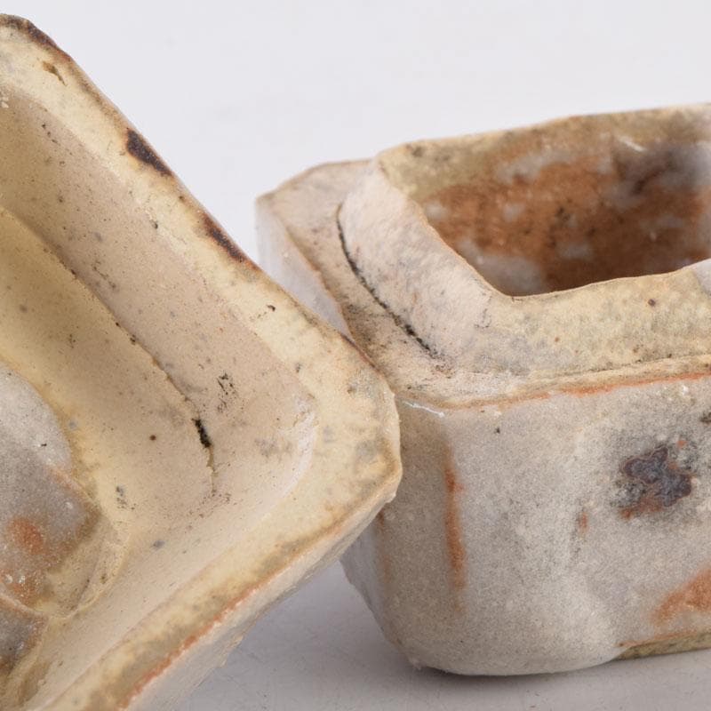 茶道具　志野焼　春恭作　花文　香合　共箱　C　8471