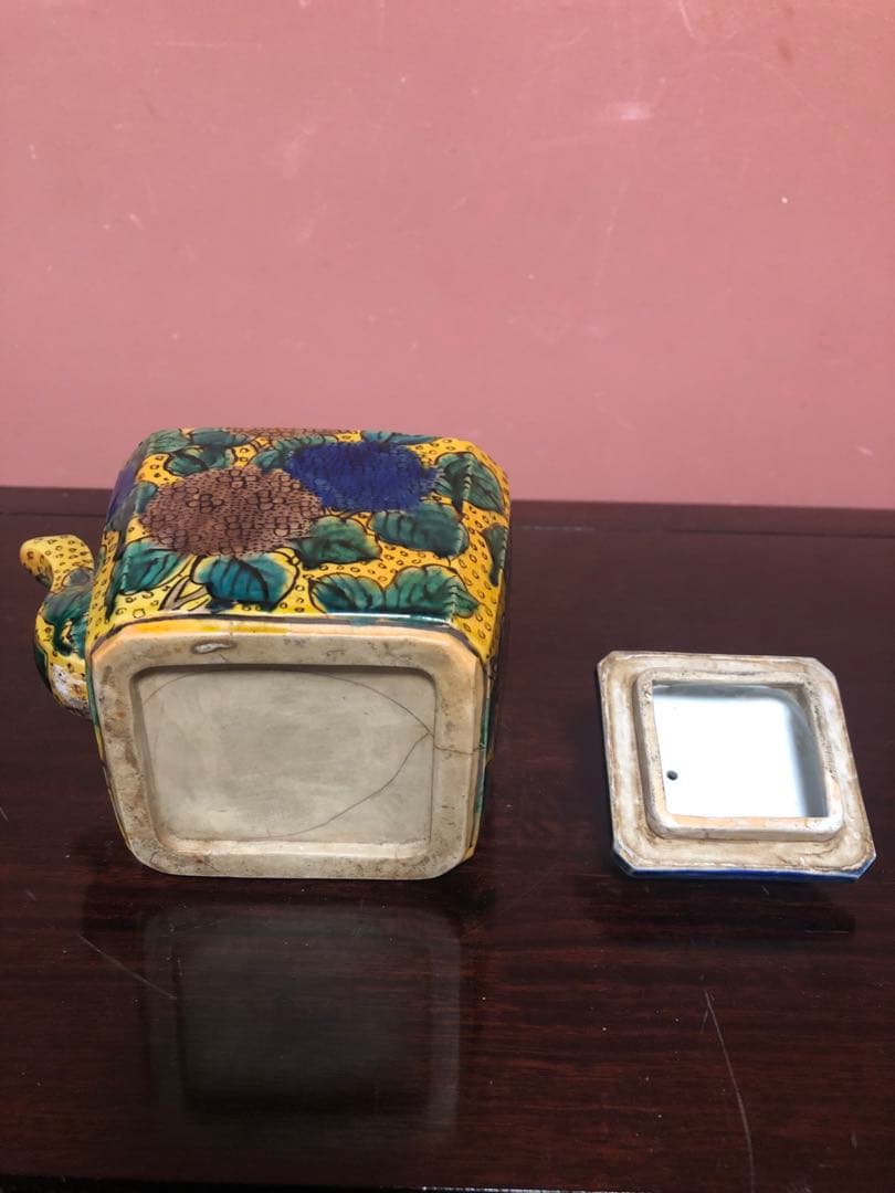 蔵にあった稀少な青手古九谷の水注