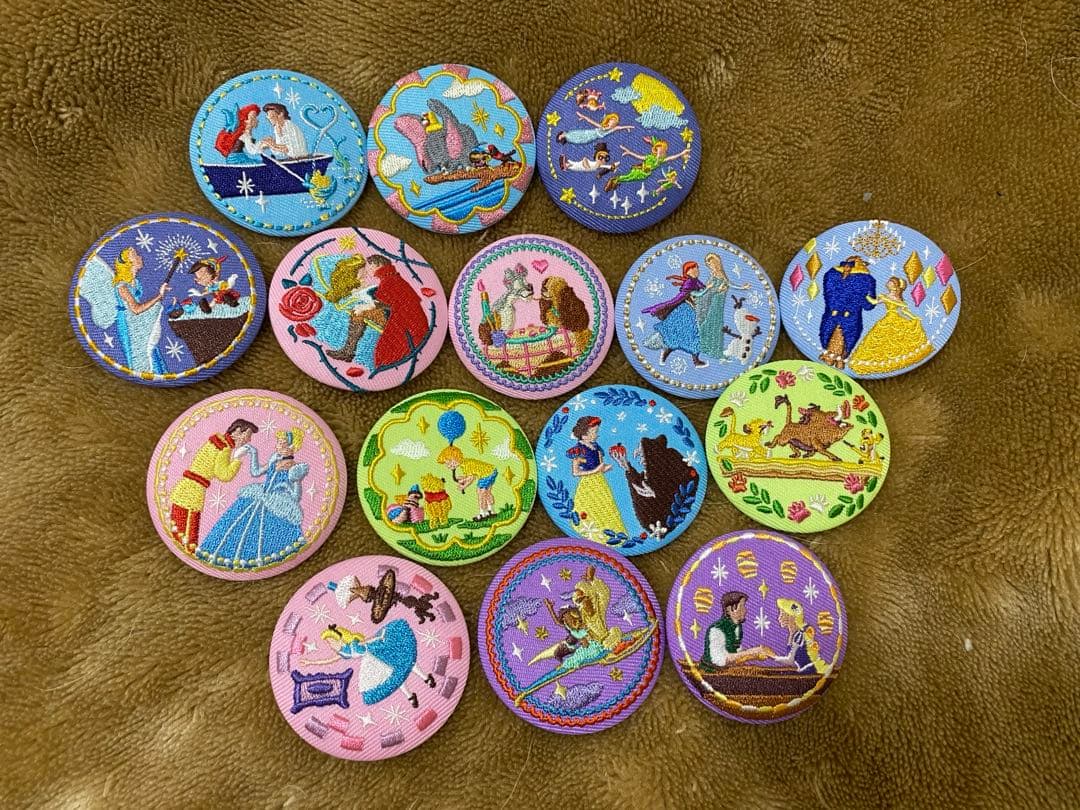 ディズニー　刺繍缶バッジ　ビスケット　コンプ