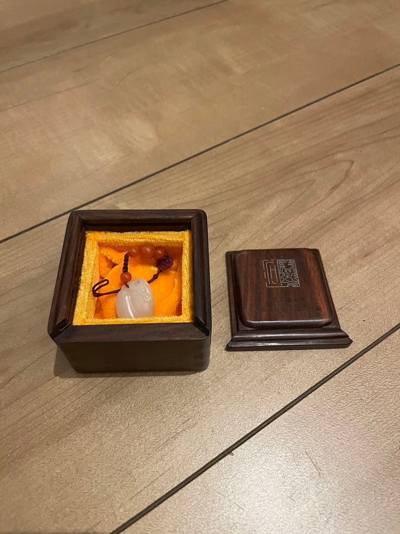 玉アクセサリー　中国　玉彫大師　蒋喜作