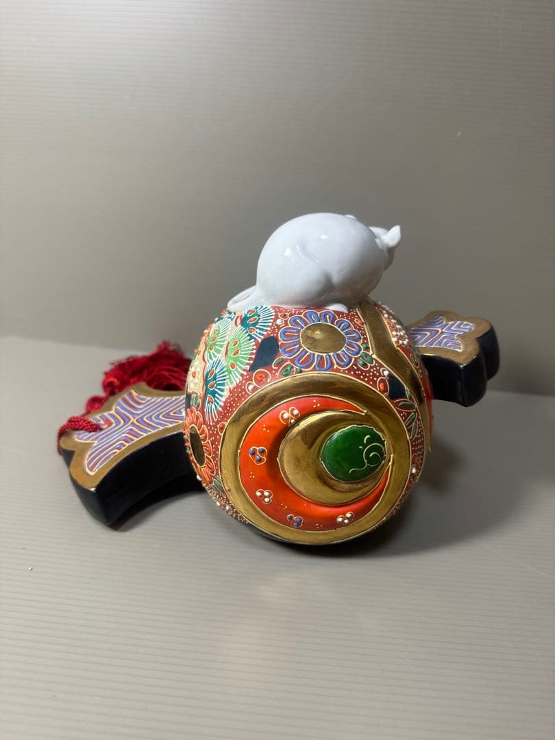 2118九谷焼 時代色絵 小槌に白ねずみ 干支置物　十二支子 縁起物　座布団付き