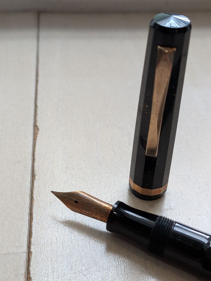 黒の万年筆 金ペン先 八角形キャップ