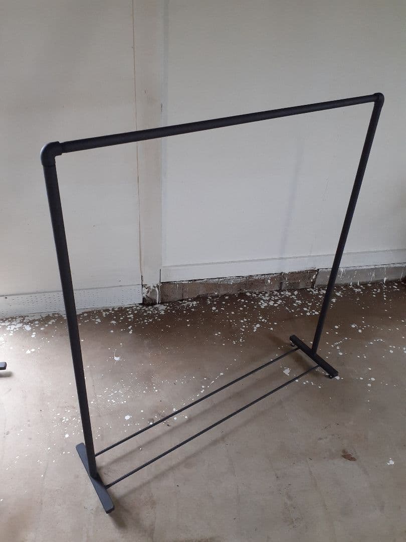 ガス管の黒い金属製ハンガーラック　インダストリアル家具