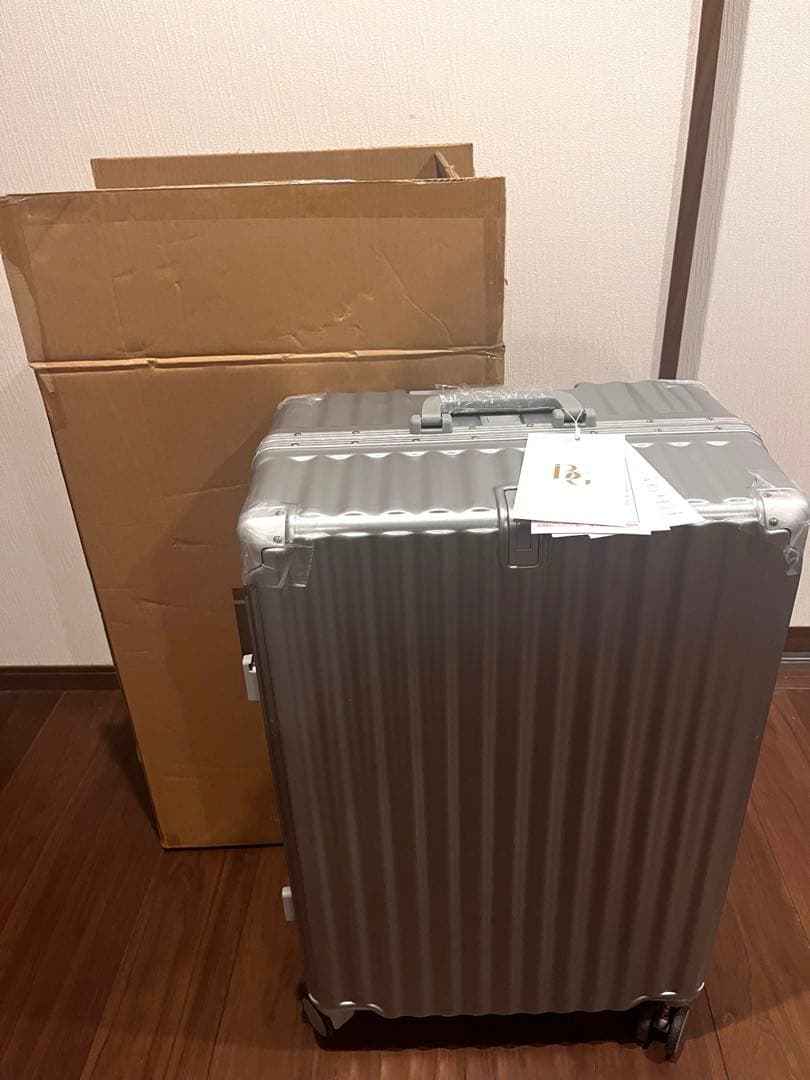 新品未使用！シルバーアルミニウムキャリーケース 100L TSAロック搭載