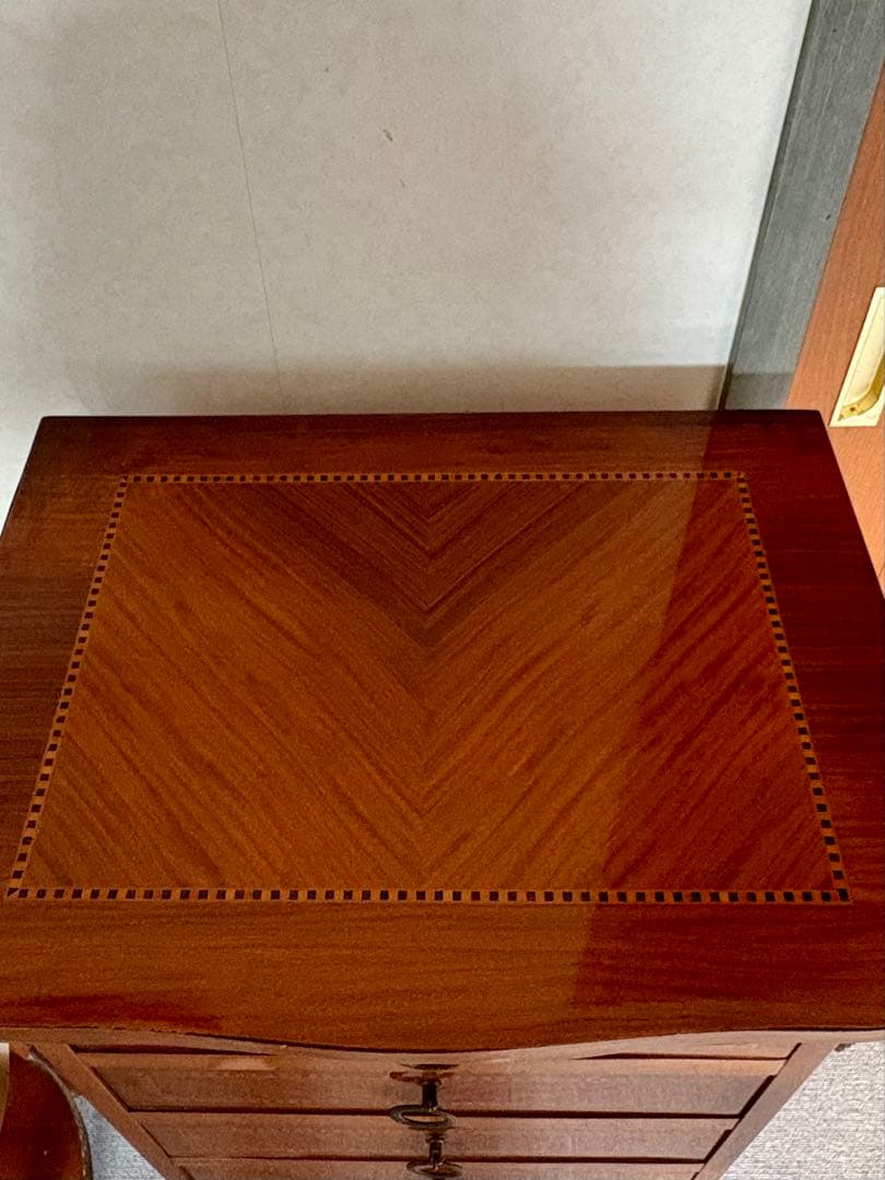 木製ヘリンボーンパターンチェスト