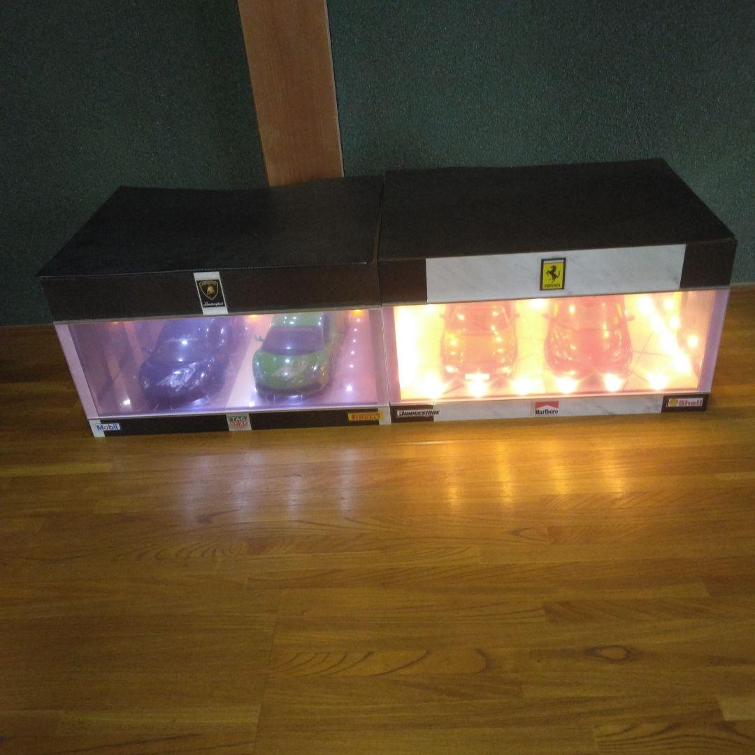 フェラーリ＆ランボルギーニショーケース＆ミニカーセットです。