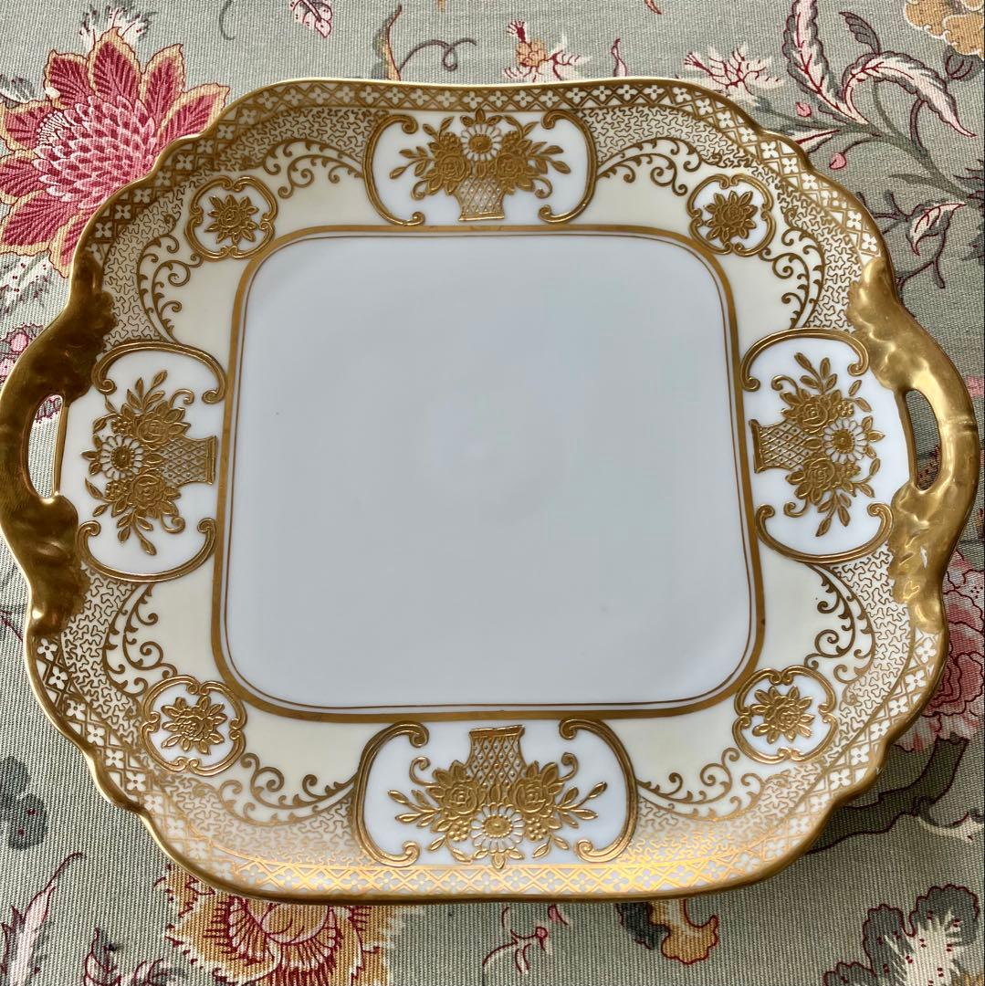 金色装飾の四角形サービングプレート