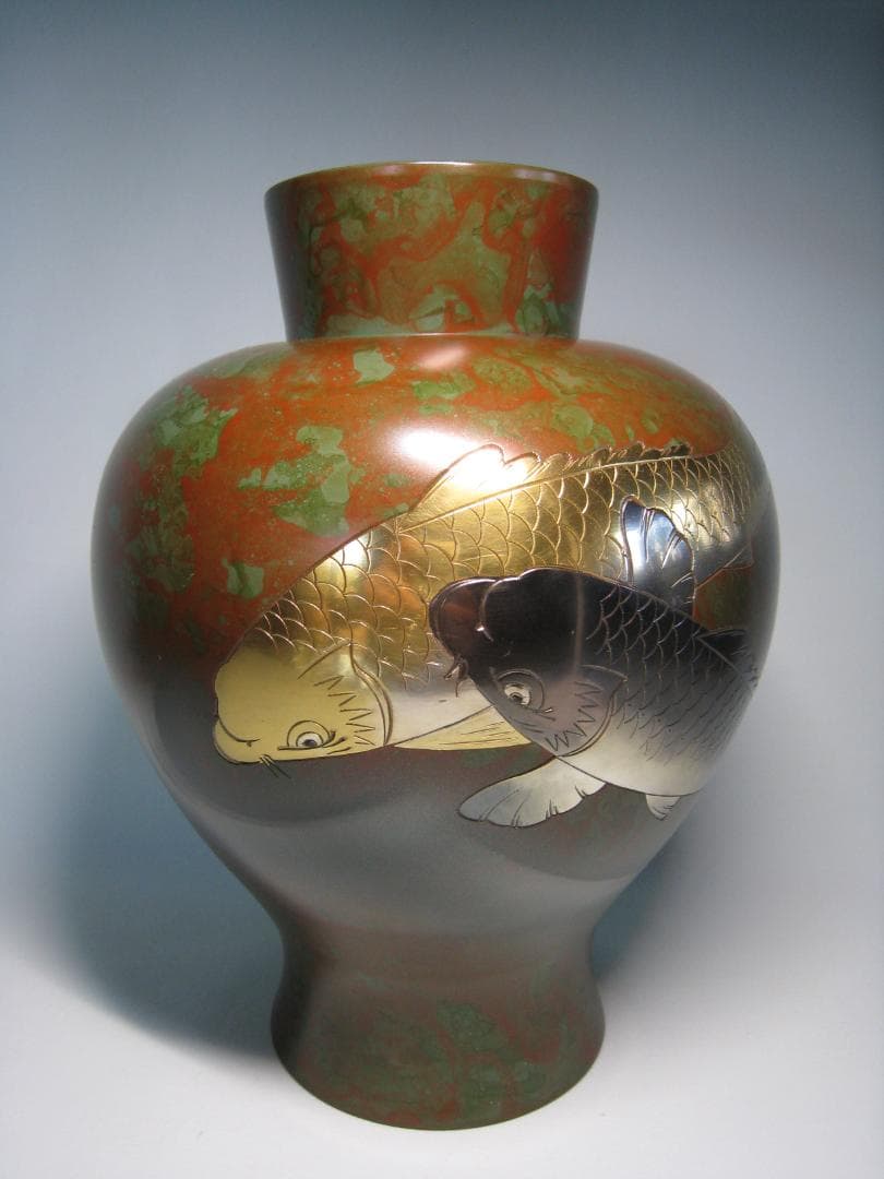 銅製花瓶　　【金彩銀彩鯉双魚文飾り壺】　高さ約27.7㎝