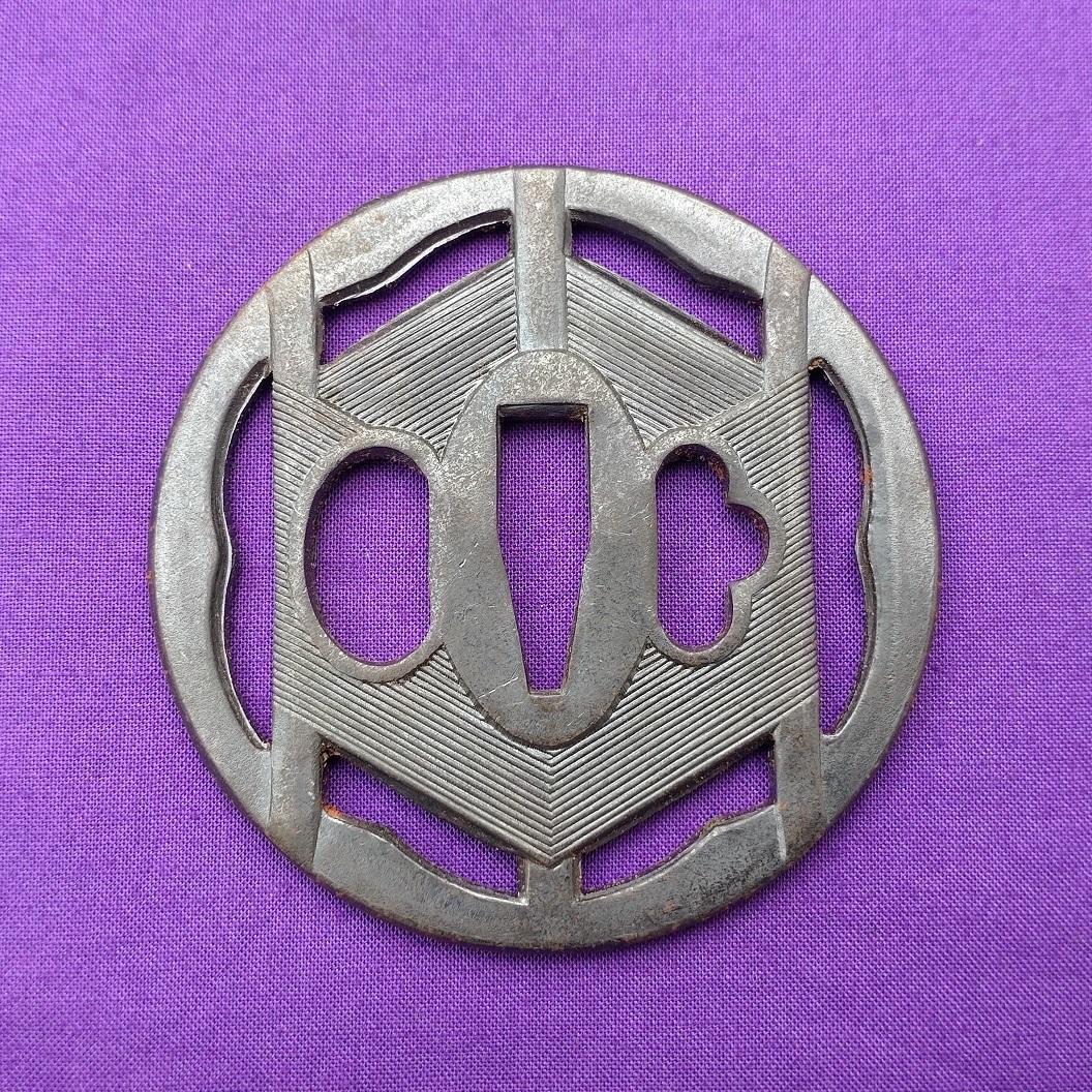 日本刀の鍔 直径約70㎜ 鍔 刀の鍔 鉄地 つば ツバ 鐔 　【9992】