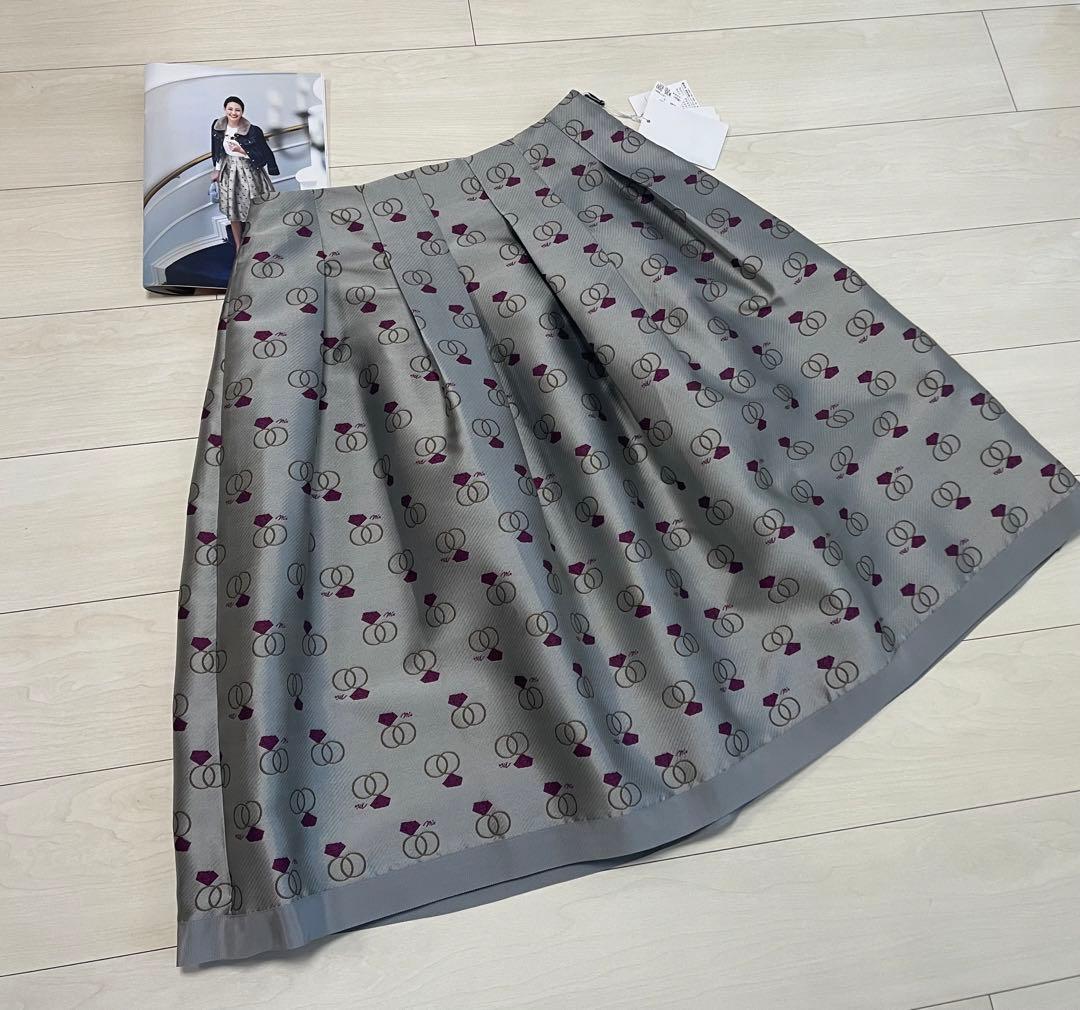 2025インスタ掲載エムズグレイシー　グレーにリング柄のスカート　44