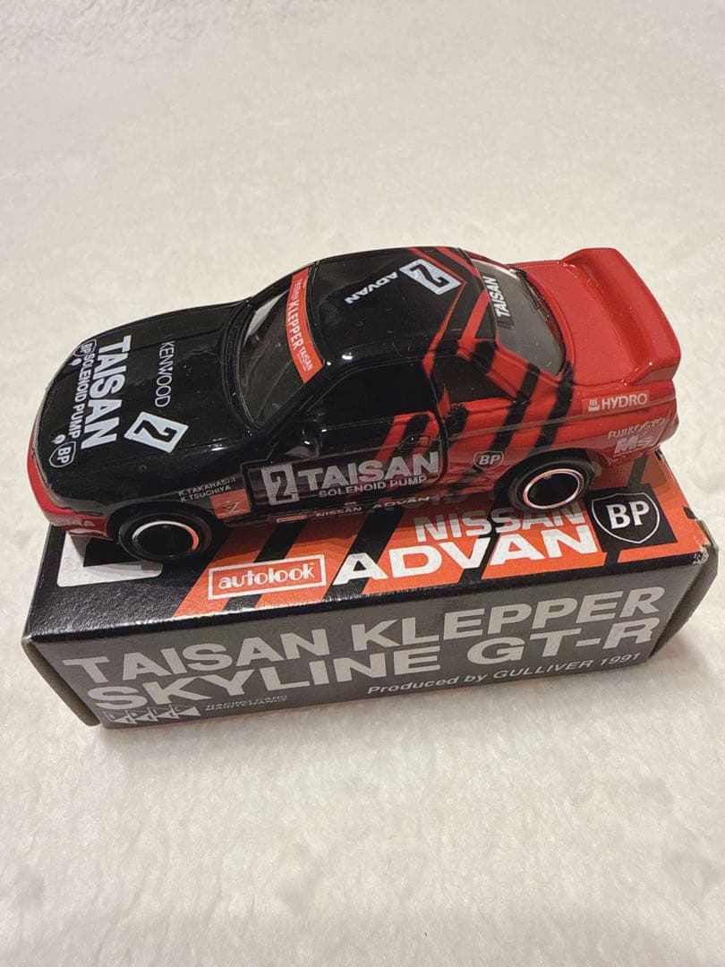 トミカ　日産スカイラインGT-R（R32）のカラーリングのミニカーです。
