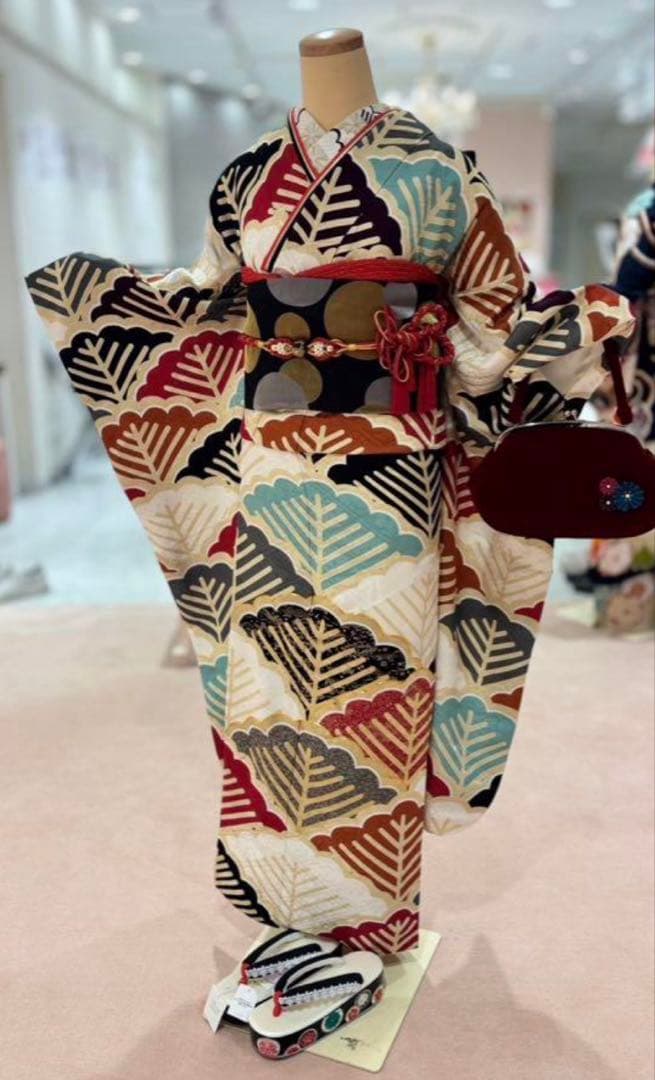 松総柄　個性的な振袖