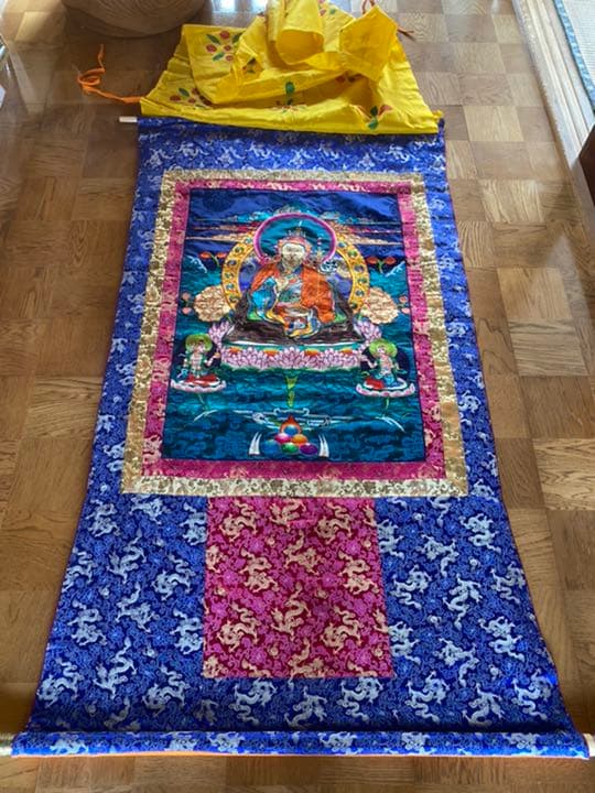 ブータン雑貨　刺繍タンカ　グルリンポチェ　92×158cm