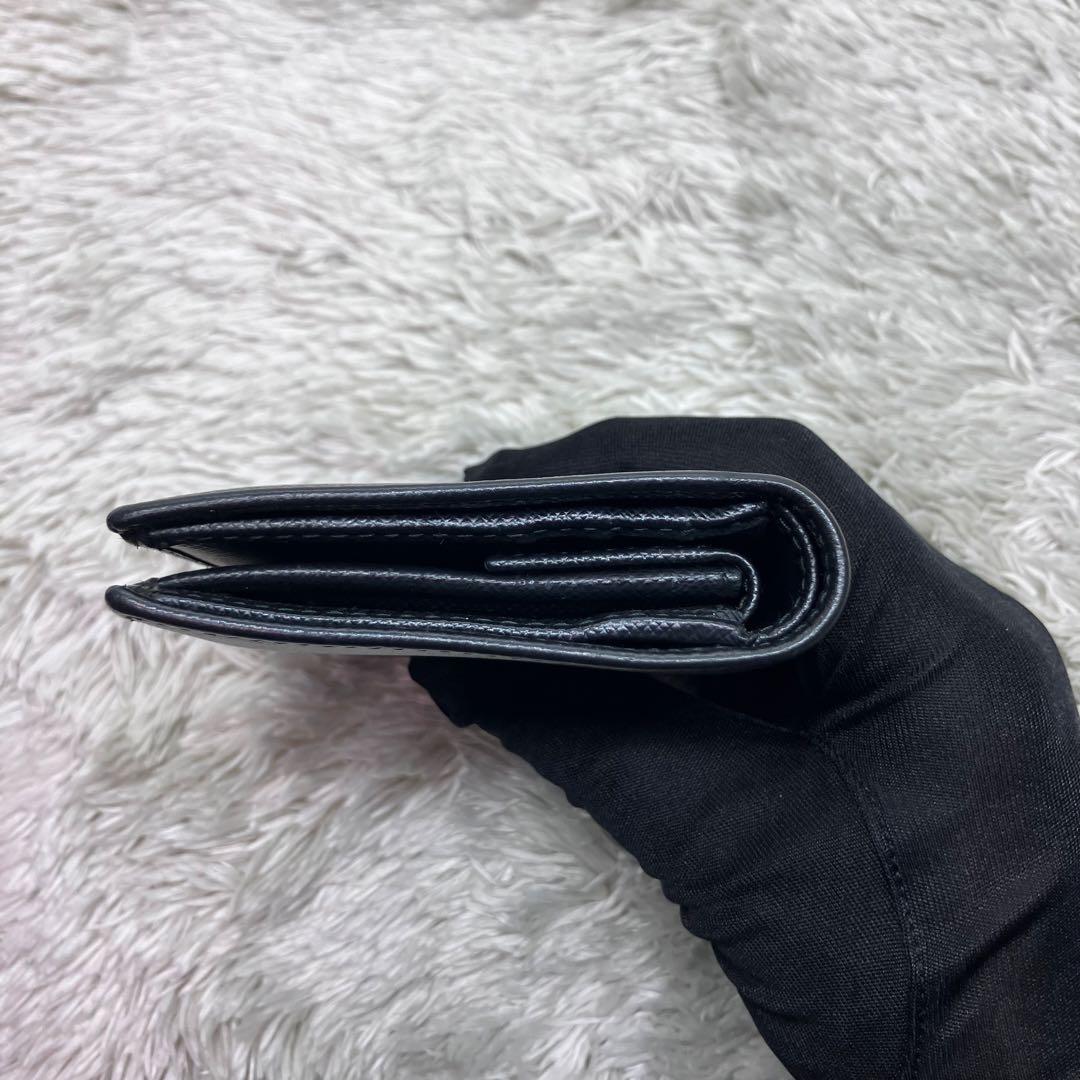 現行美品✨PRADA サフィアーノ メタルロゴ 二つ折り財布 フラップ ブラック