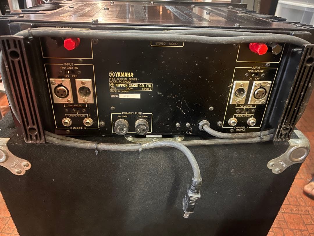 Crown社のパワーアンプ「Macro-Tech 2400」　　2台セット