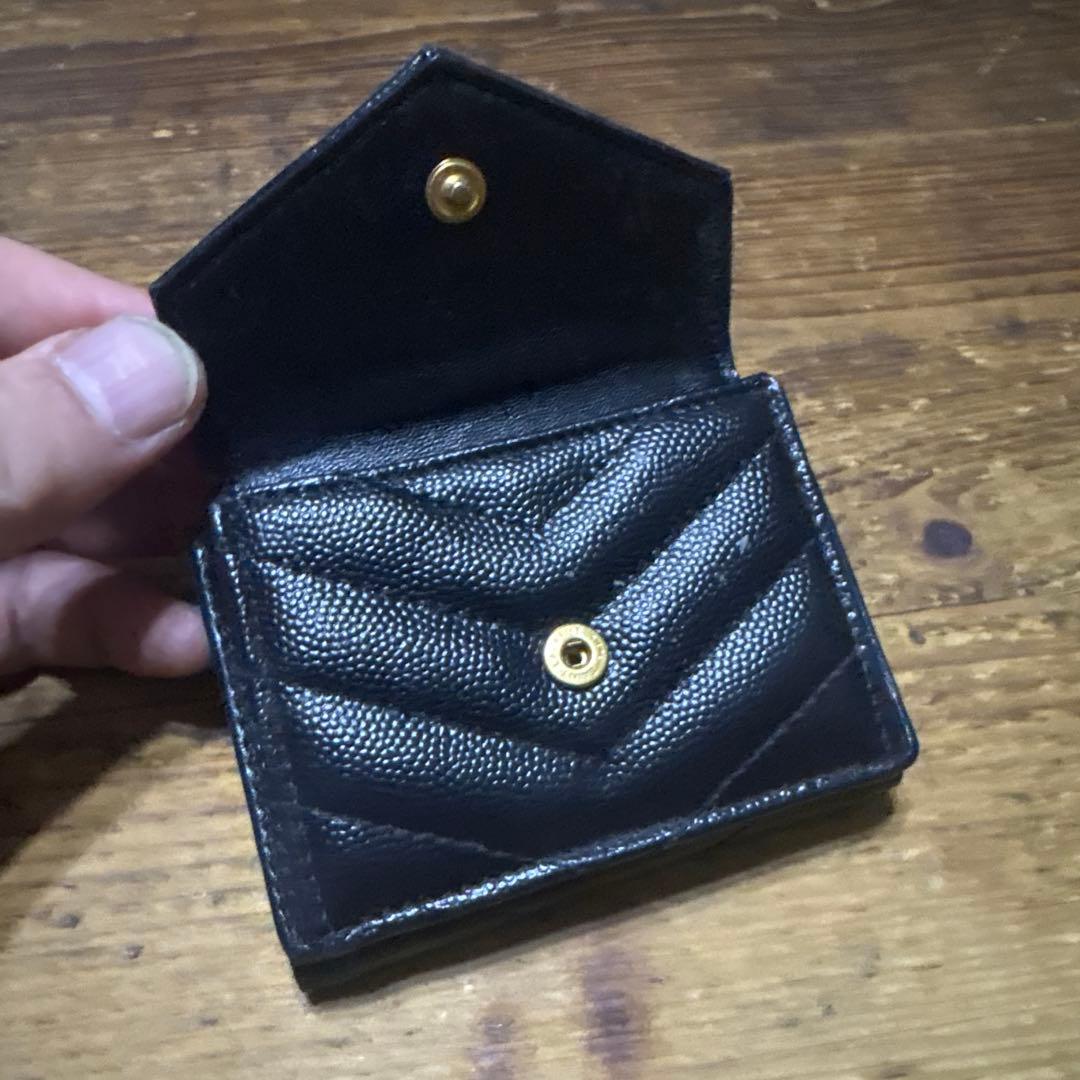 YSLのブラック二つ折り財布
