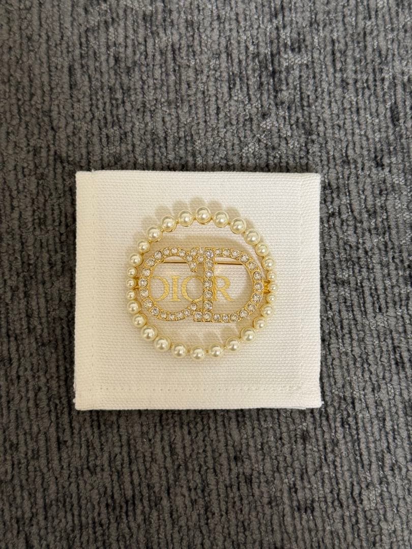 dior CDロゴ パールブローチ