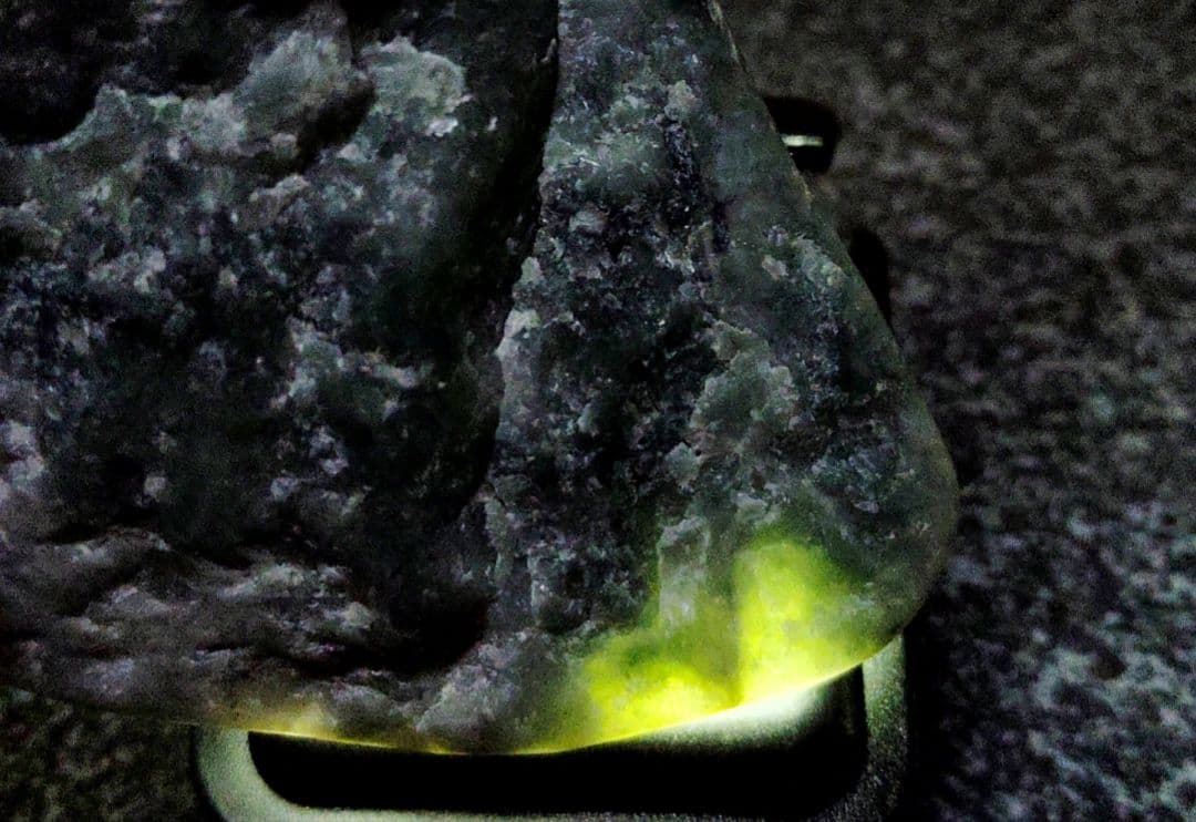 ★翡翠原石★糸魚川硬玉【小滝・川ズレ・507ｇ】