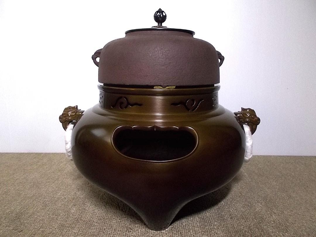 茶道具 釜師:畠春斉 風炉師:一ノ瀬宗辰 唐銅切合鬼面風炉 茶釜 釜環 共箱