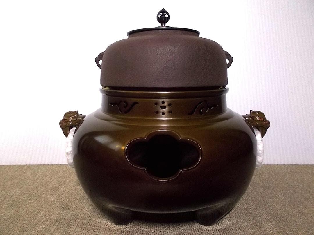 茶道具 釜師:畠春斉 風炉師:一ノ瀬宗辰 唐銅切合鬼面風炉 茶釜 釜環 共箱