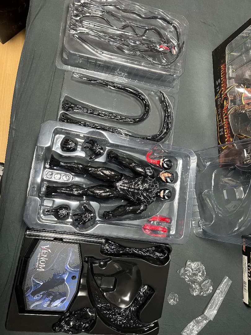 ホットトイズ VENOM 1/6