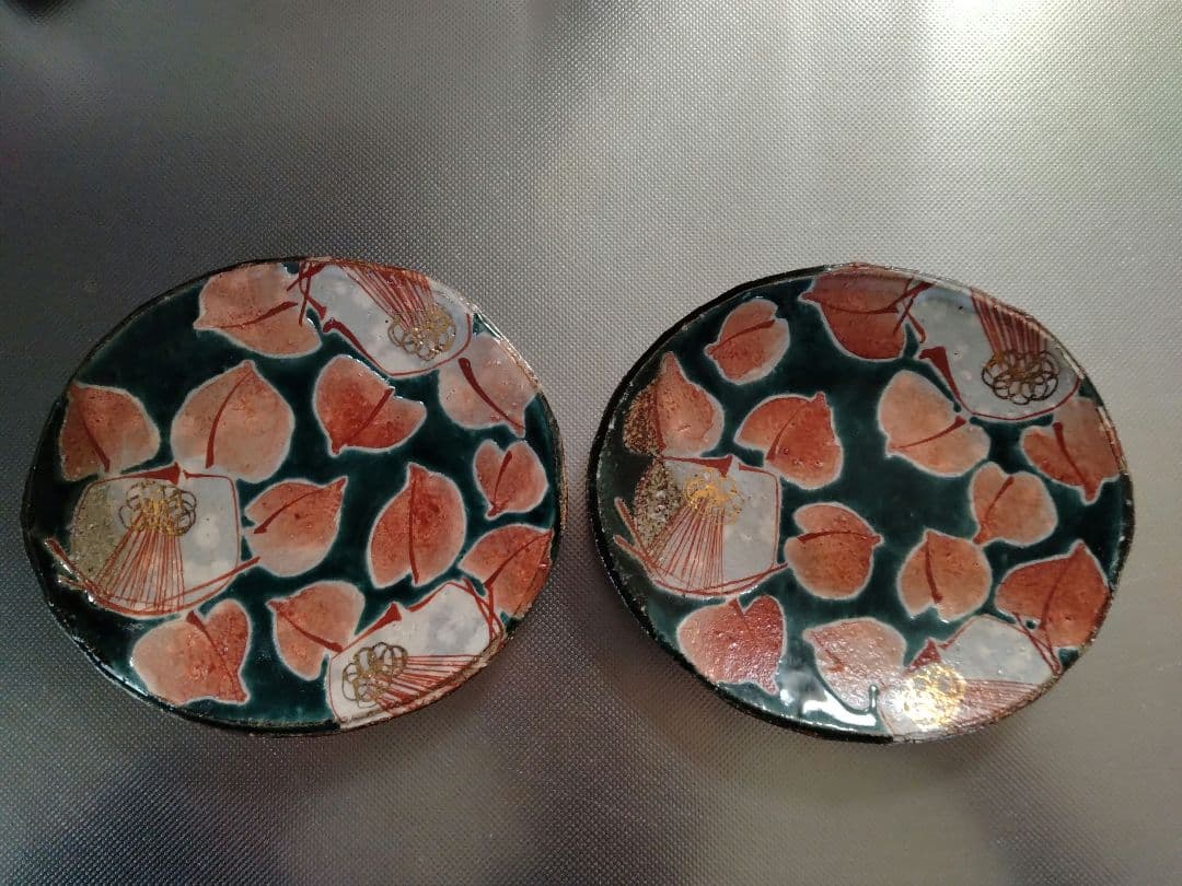 九谷焼　虚空蔵窯（石川県能美市）緑地に椿柄　皿2種4枚組