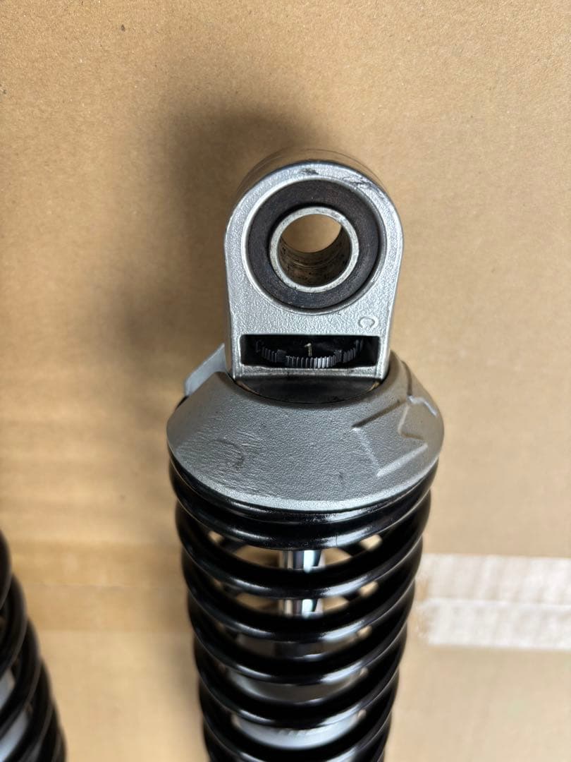 KYB TGS325 リアショック　リアサス