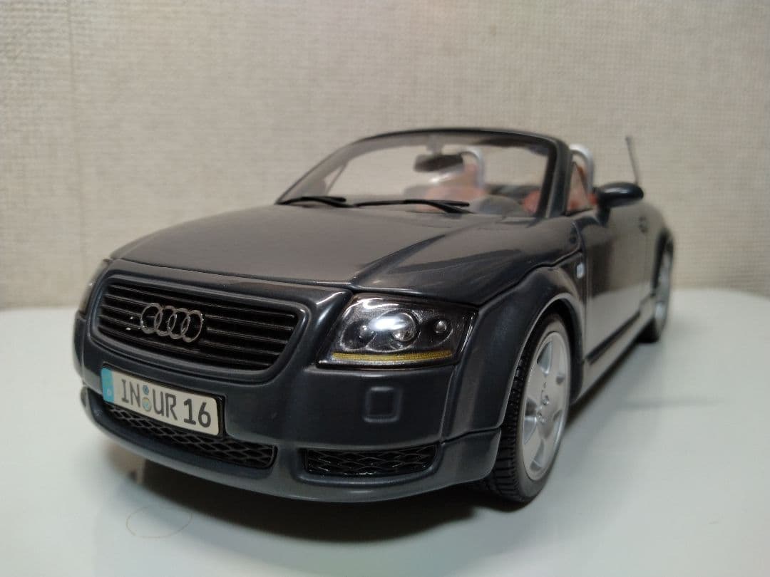 Audi TT ロードスター　1/18