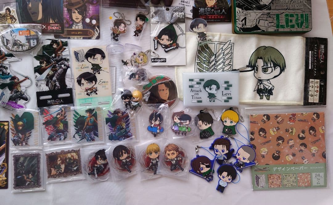 進撃の巨人　98点　まとめ売り　アクスタ　ポスター　カード　ファイル　フィギュア