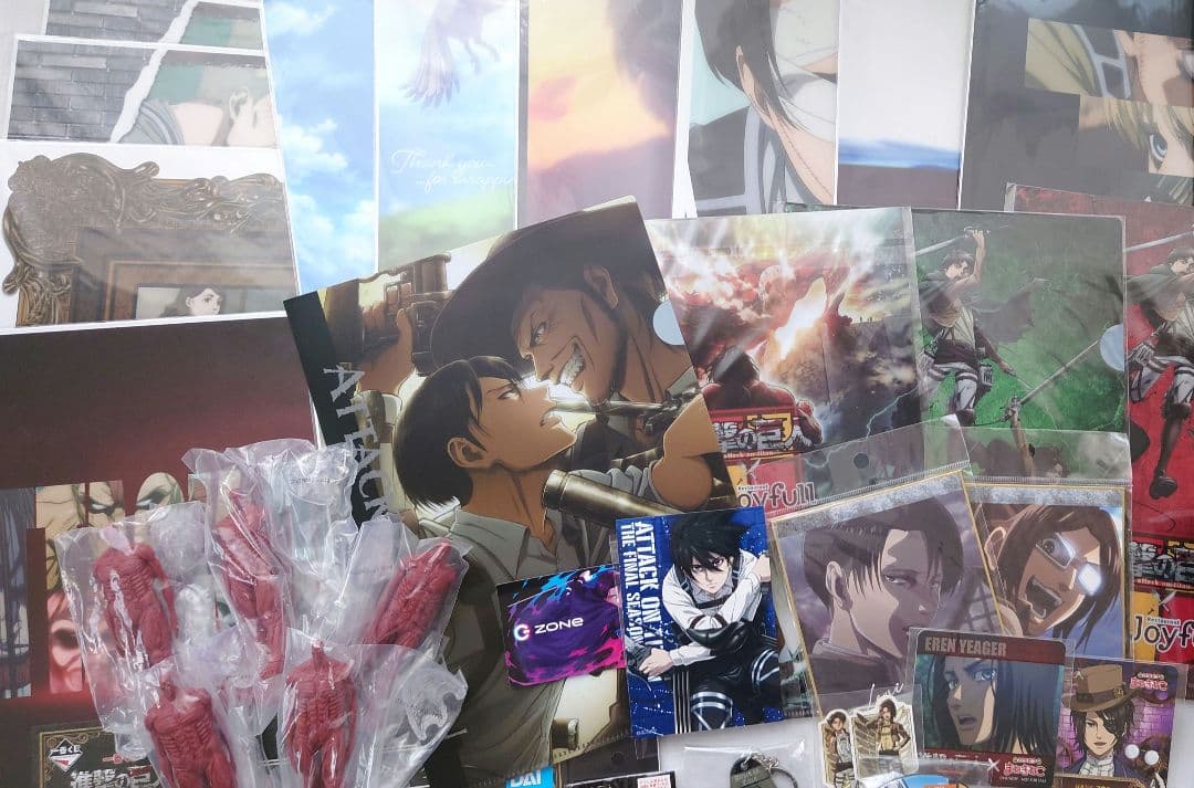 進撃の巨人　98点　まとめ売り　アクスタ　ポスター　カード　ファイル　フィギュア
