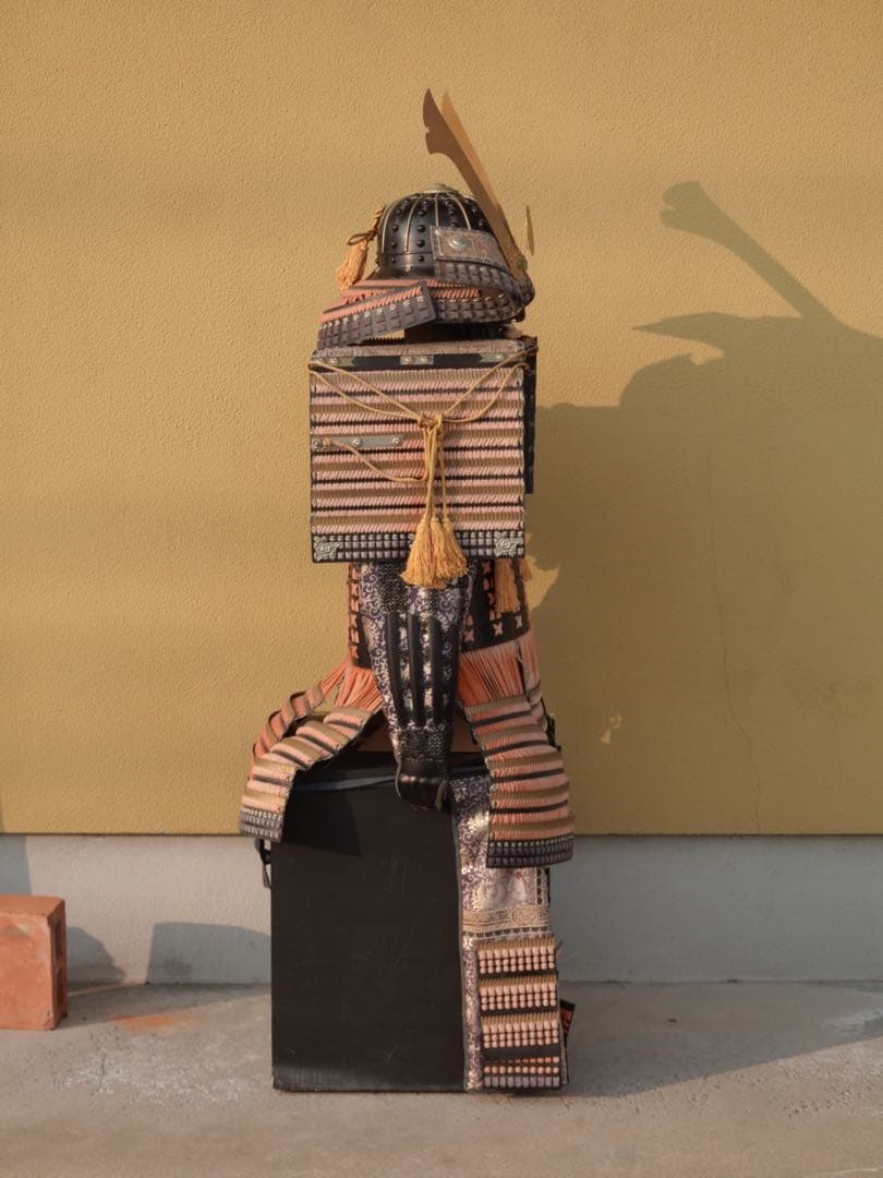 送料無料 等身大 現代甲冑 鎧 黒胴当世素掛 緋縅 具足一式 日本製 鎧立て付