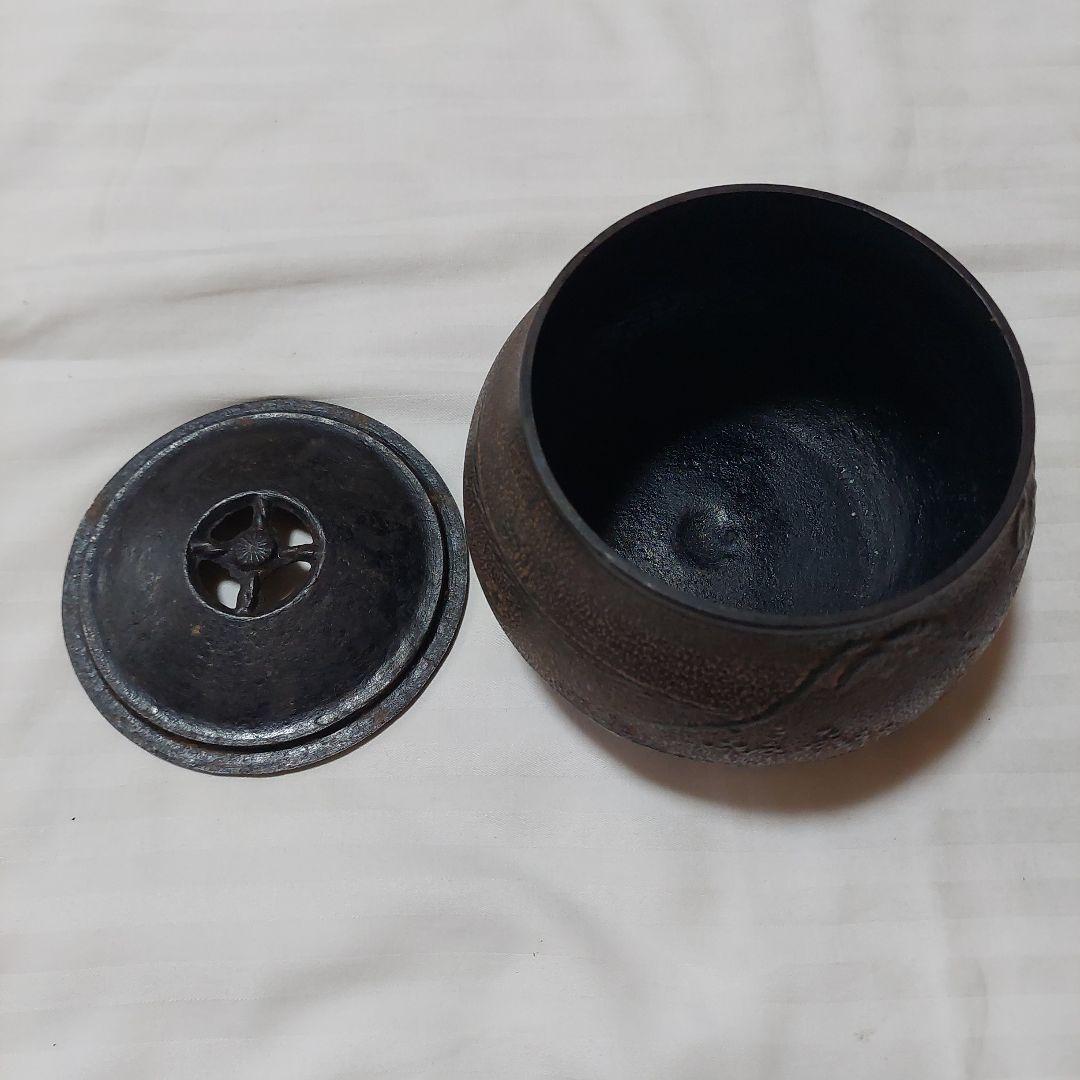 鉄製 茶釜 丸型 浮彫りデザイン