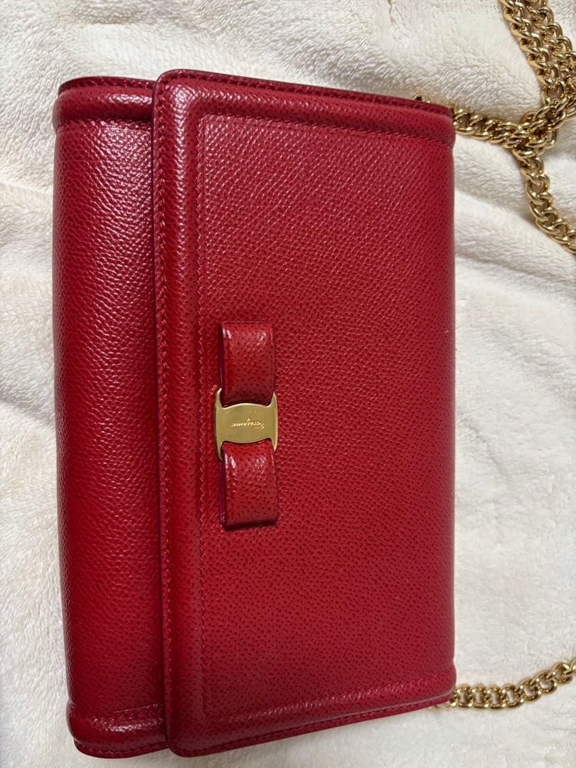 サルヴァートフェラガモ ヴァラチェーン クラッチバッグ レッド