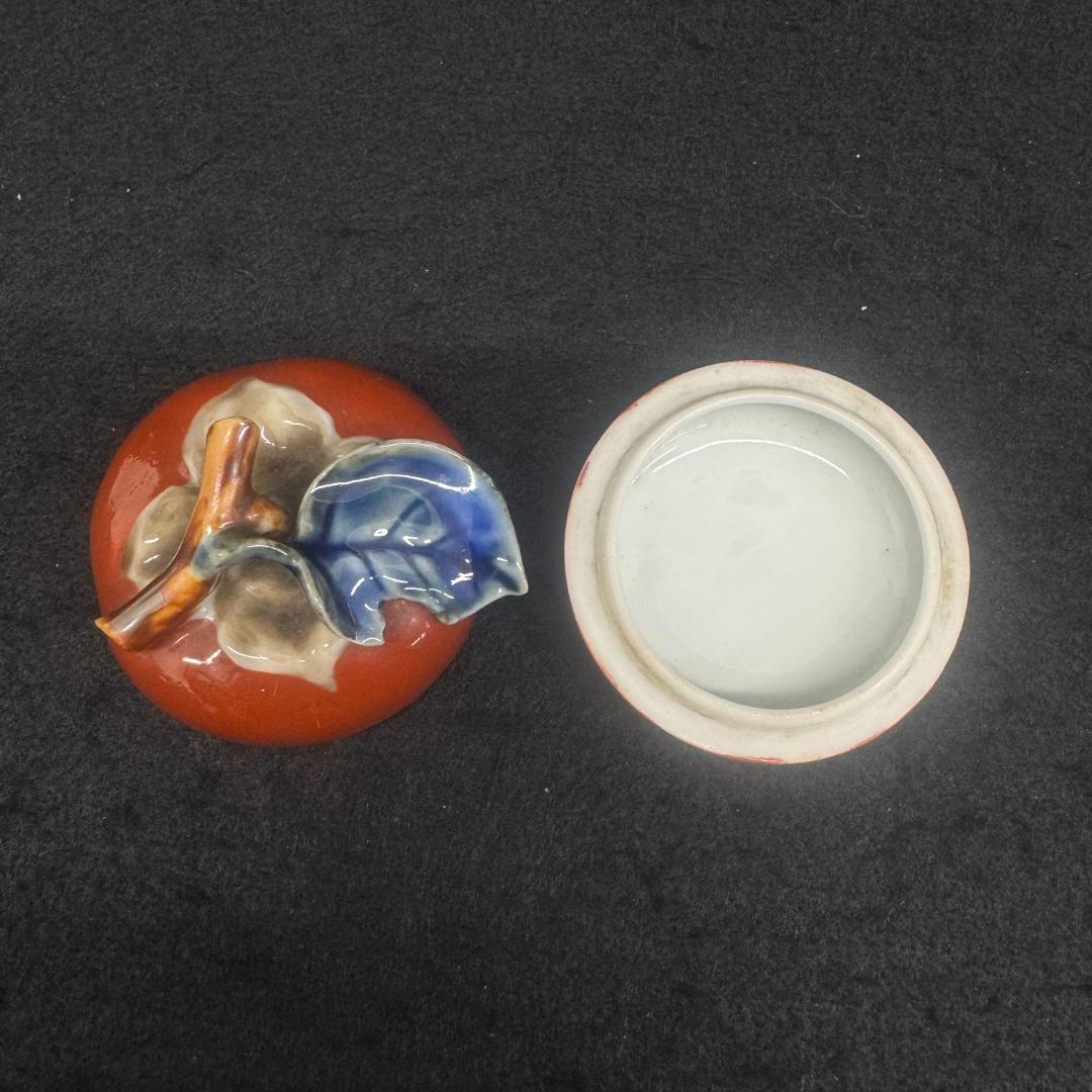 ゆきちゃんページ　年末値下げ！十二代人間国宝 酒井田柿右衛門 　柿彫香合