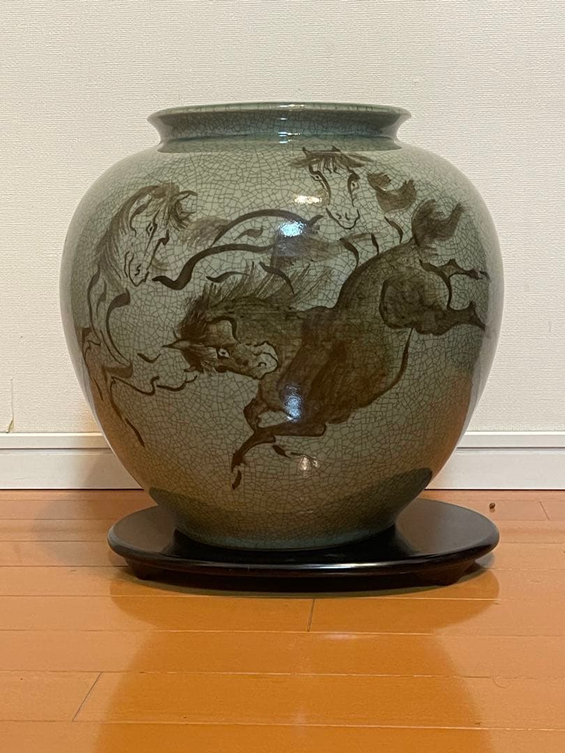 古い大堀相馬焼骨董希少品。特大，大形冰裂開片壺　描金奔馬柄。希少美品。