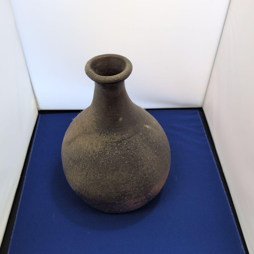 ダークブラウン陶器の壺