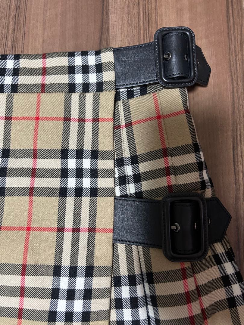 Burberry チェック柄プリーツスカート（サイドバックル付き）