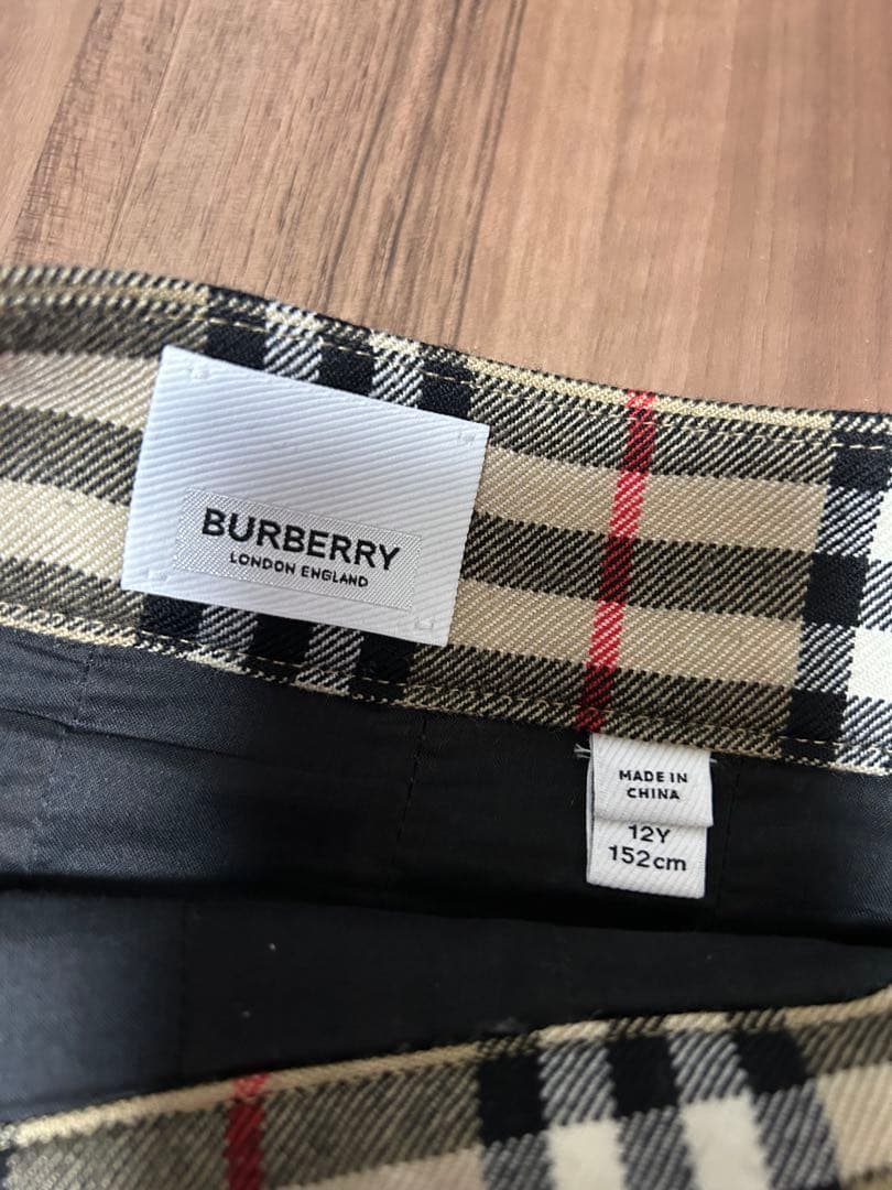 Burberry チェック柄プリーツスカート（サイドバックル付き）