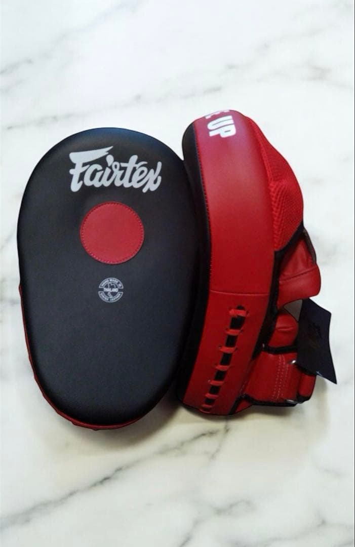FAIRTEX湾曲パンチングミット FMV-13 黒＆赤 合革