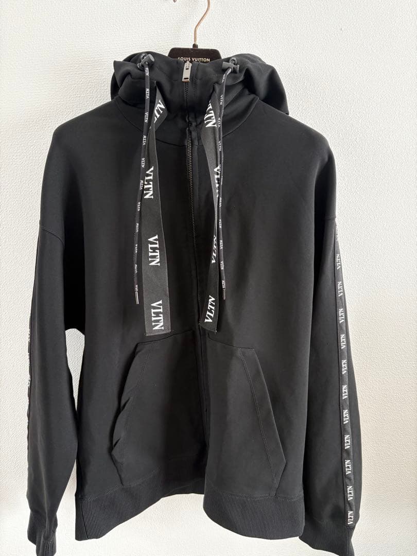 n*中様 ブラック フード付き パーカー　バレンティノ　ヴァレンチノ　ヴァレンテ