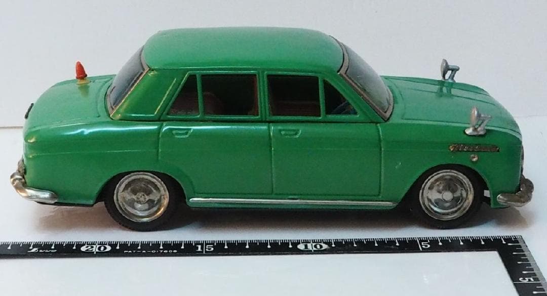 イチコー【ダットサン ブルーバード410ピニンファリーナ黄緑】ブリキ製ミニカー