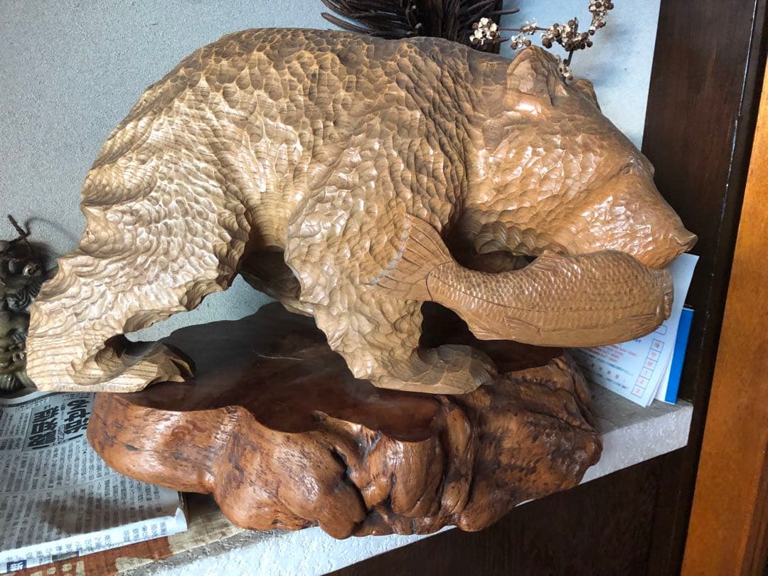 木製クマと魚の彫刻置物