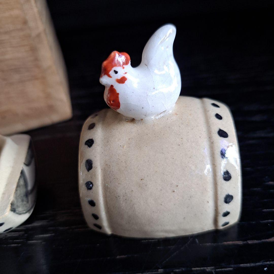 茶道具　鶏　香盆　芳崎作　松吹窯　　白磁赤絵 共箱　共布　名入　三つ巴太鼓型