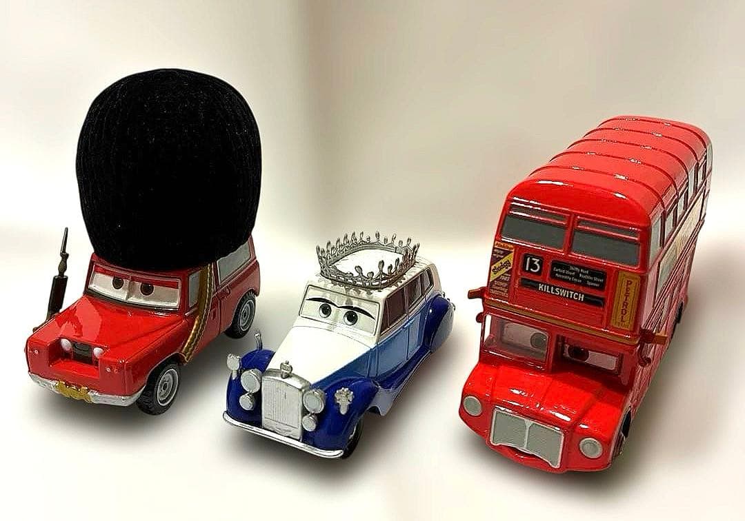 カーズ　クイーン　ハイギア軍曹　トッパーデッキントン3世 ディズニーストアレア